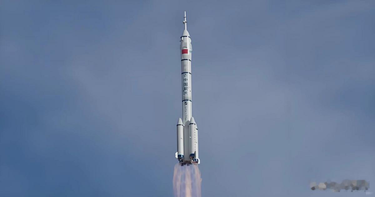 国内传来两个消息，国内还没啥反应，国外已经炸锅。一个消息：神舟二十号被撞出裂