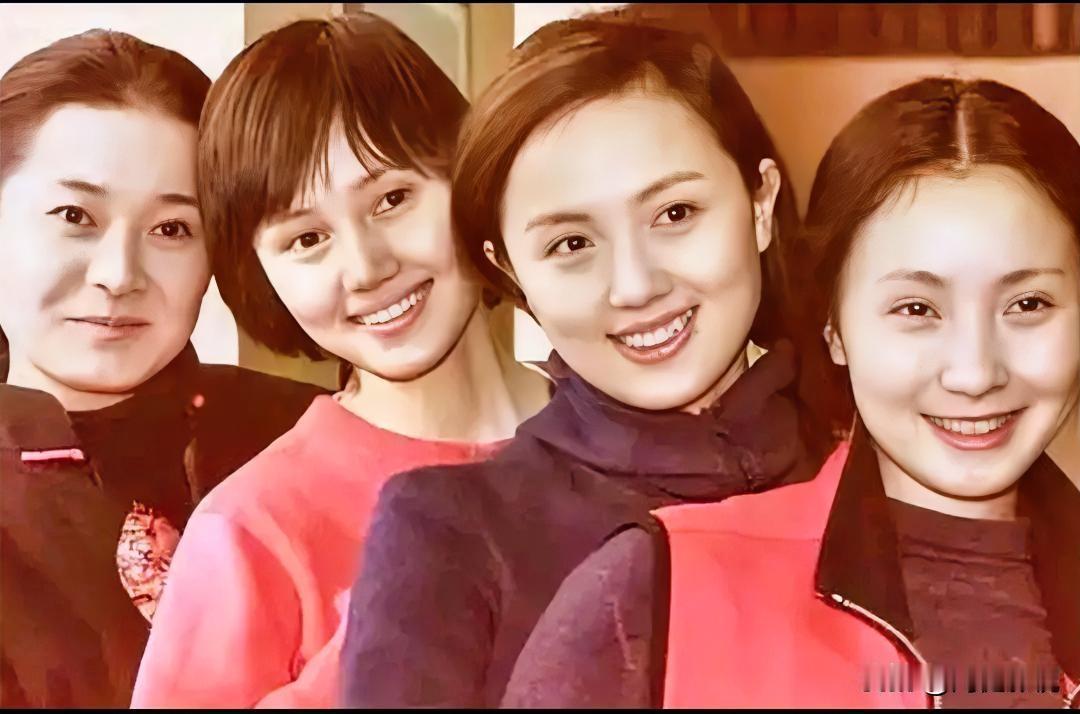 你发现了吗？4个美女合影里，那时的朱媛媛即使一脸素颜，自带松弛感，素颜状态依旧出