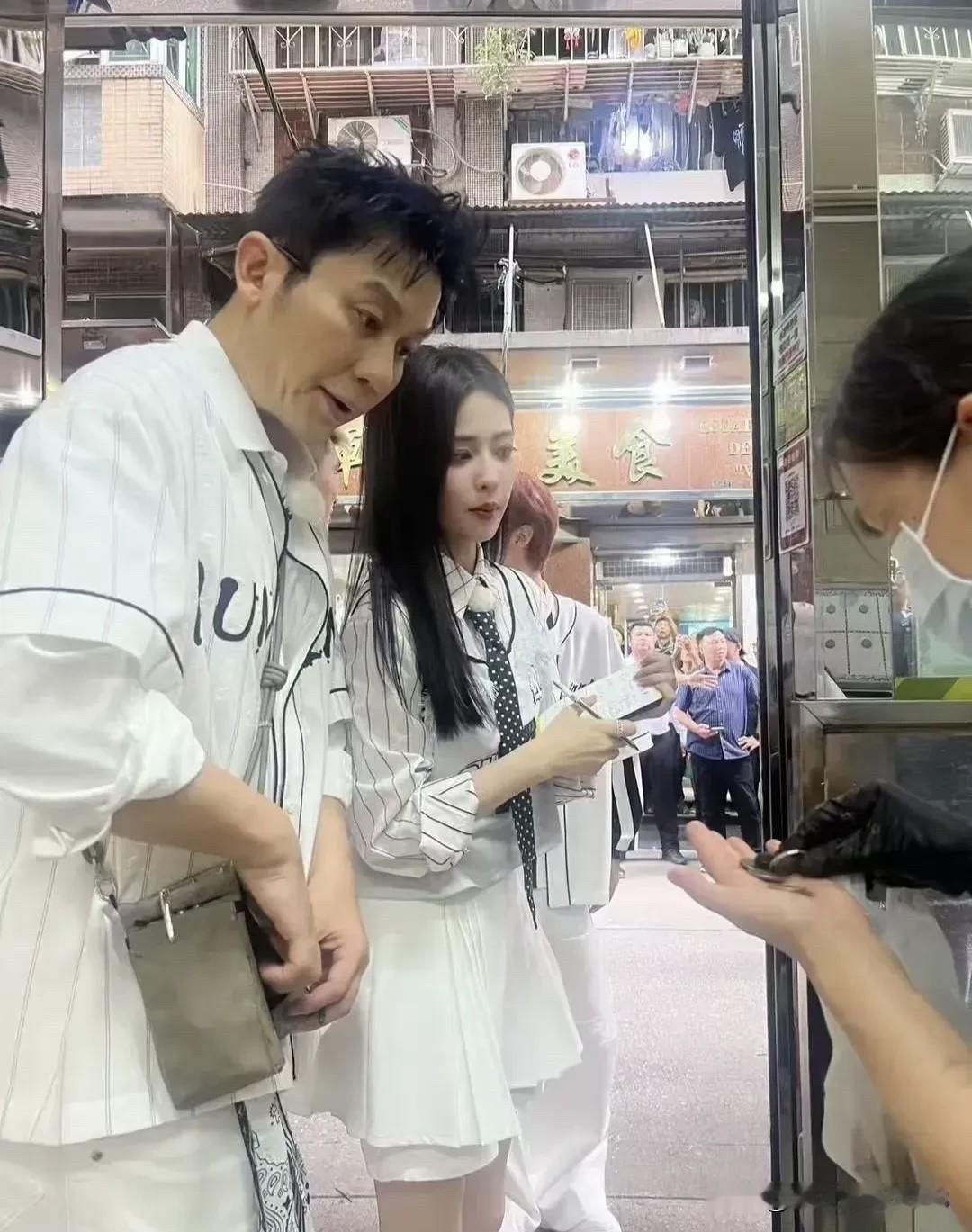 李晨真的肉眼可见的老了，才40多岁看起来像50岁的男人，颜值平平，穿着白衬衣气质