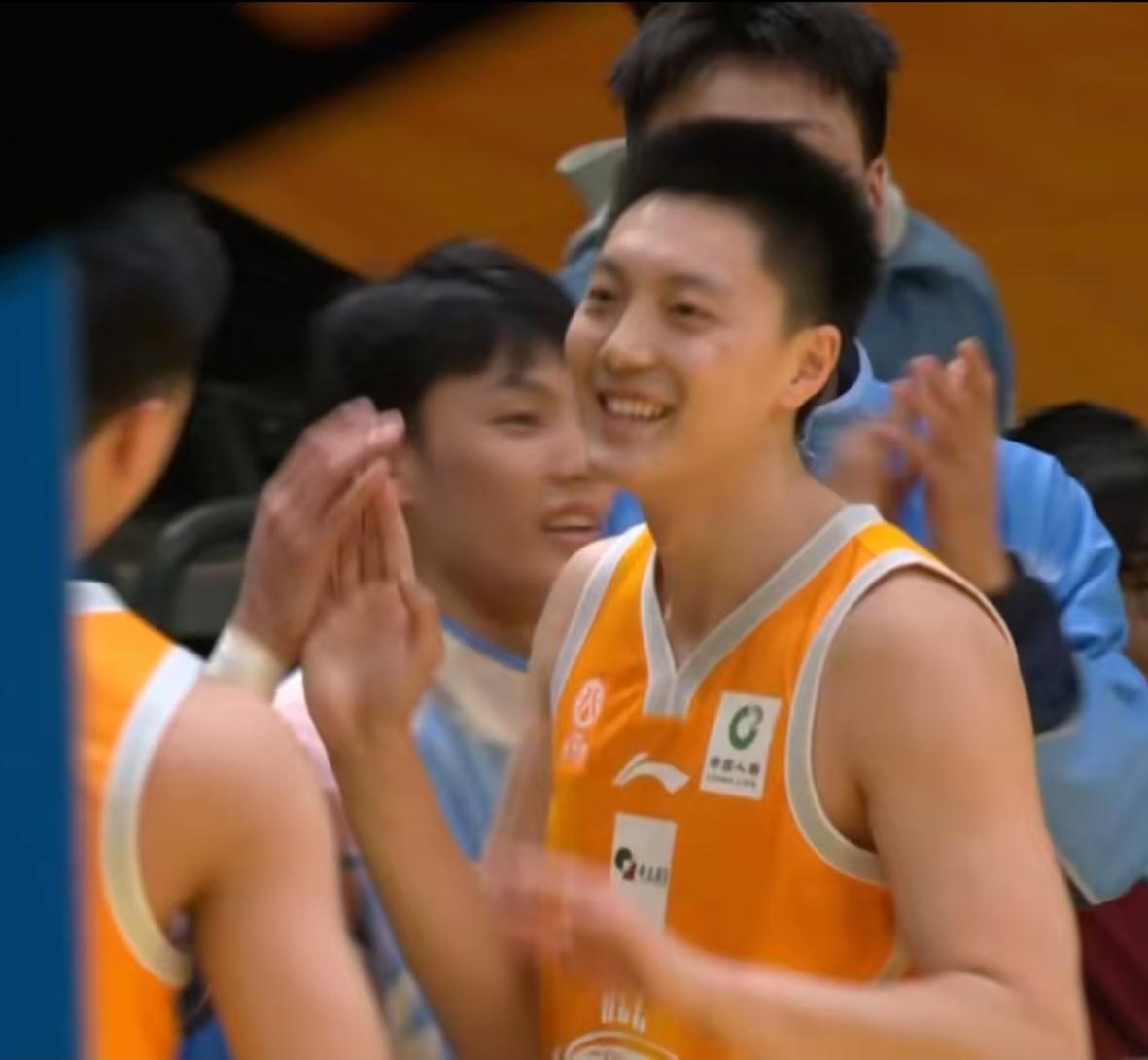 胡明轩在全明星三分大赛加赛15中13轰下13分夺冠，可是在赛后质疑声也跟着来了