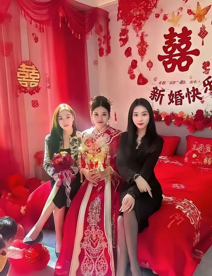 新娘子结婚，两位伴娘的颜值也是特别的高呀！她们俩还都是单身，如果是你的话，你会选