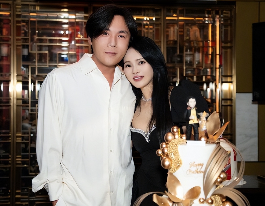 秦昊生日宴上演“真香现场”！伊能静一袭超短裙闪瞎众人，57岁身材吊打半个娱乐圈，