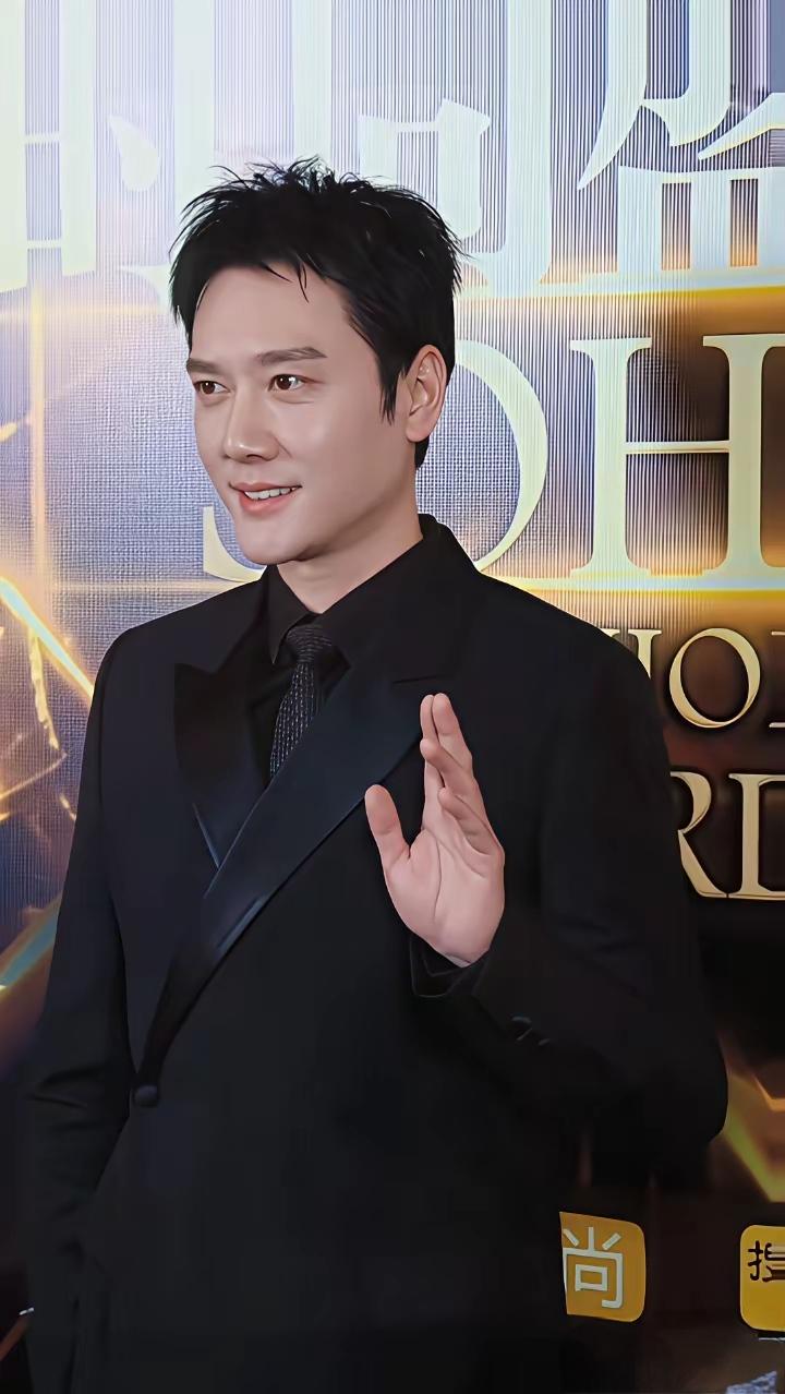 冯绍峰与赵丽颖颜值出众，儿子也十分可爱，眉眼酷似妈妈。谈及孩子，冯绍峰难掩深情，