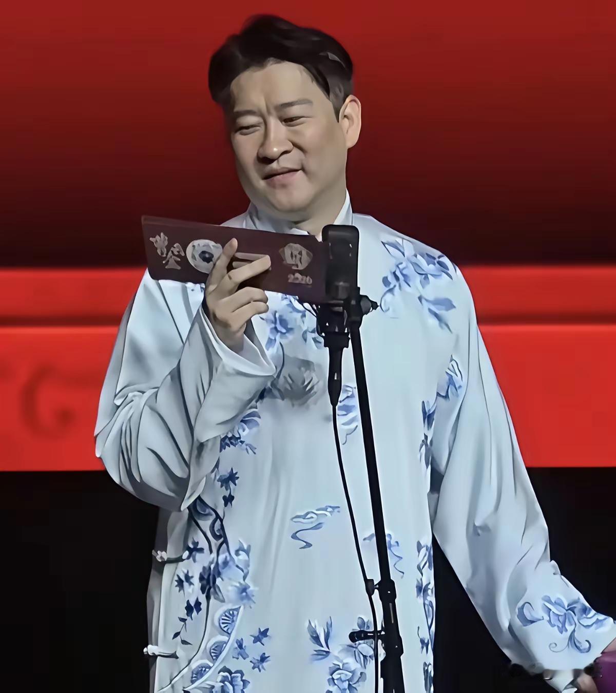 曹云金不适合在台上继续砸卦前师父了！前师父没出事的时候，怎么砸卦都没问题，毕竟他