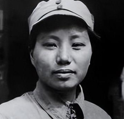 1937年，15岁女红军被敌人抓住，正要被砍头时，一名敌军官走过来，摸摸她的脸：