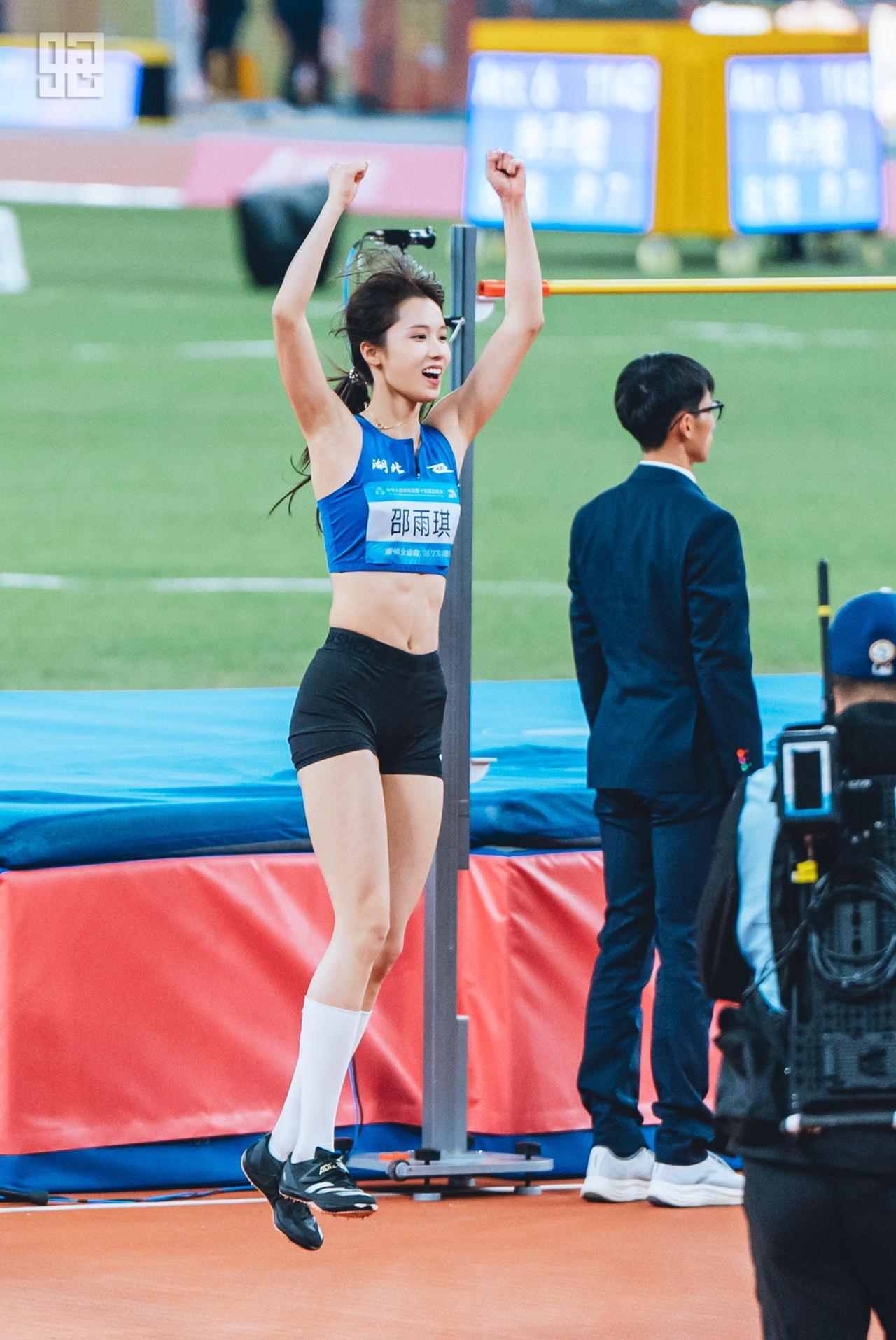 这么苗条身材的跳高冠军，六块腹肌竟然如此清晰！！好身材