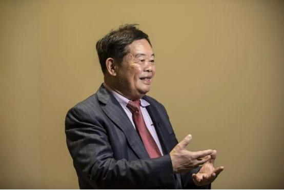 2013年，曹德旺想在美国买个8万平米的厂房，房东是个犹太人，开价2800万。曹