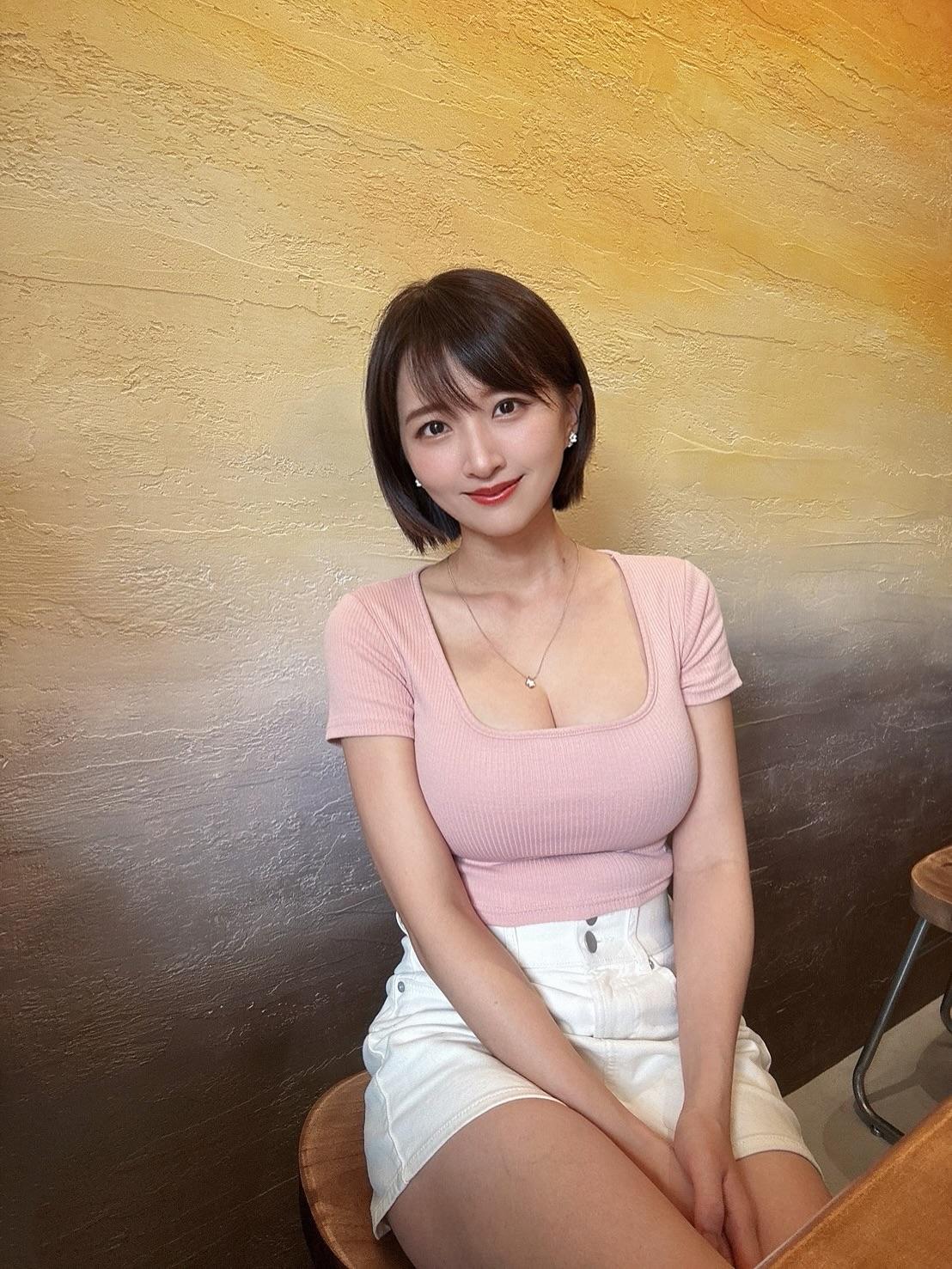美女小性感短发成熟的美好身材