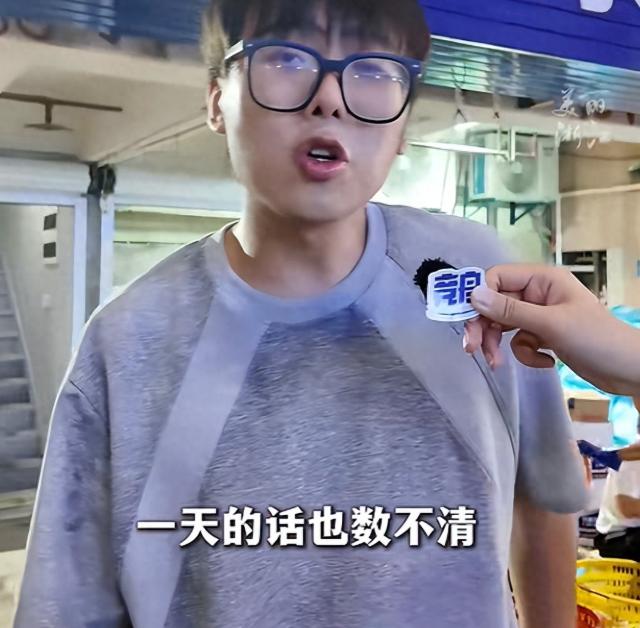 这孩子必能成大器！浙江舟山，一大学生暑假不吹空调，不玩手机，而是直接跑去码头干苦