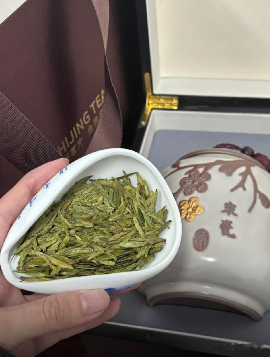 我婆婆把六千多块钱一盒的茶叶倒了煮茶叶蛋了。我公公当时气的血压升到220，吃过药