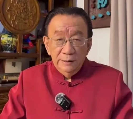 侯氏相声喜忧参半：喜的是，其徒孙姜昆、冯巩当了曲协掌门人。愁的是，儿子侯耀华