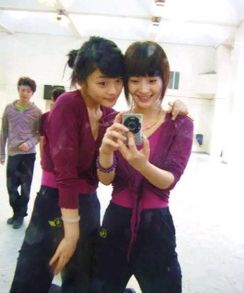 #杨幂大学形体课旧照曝光#考古挖到宝！一组@杨幂大学时期的形体课照片释出，彼
