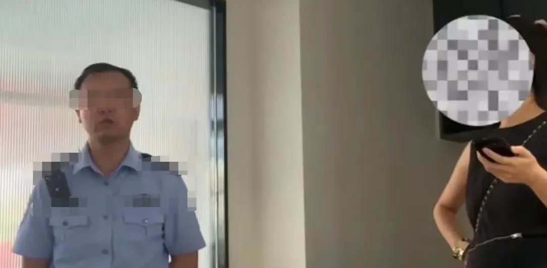 我怀疑过店员动作不规范也怀疑过店家隐瞒监控。实在没想到，女子脖颈被碰的十