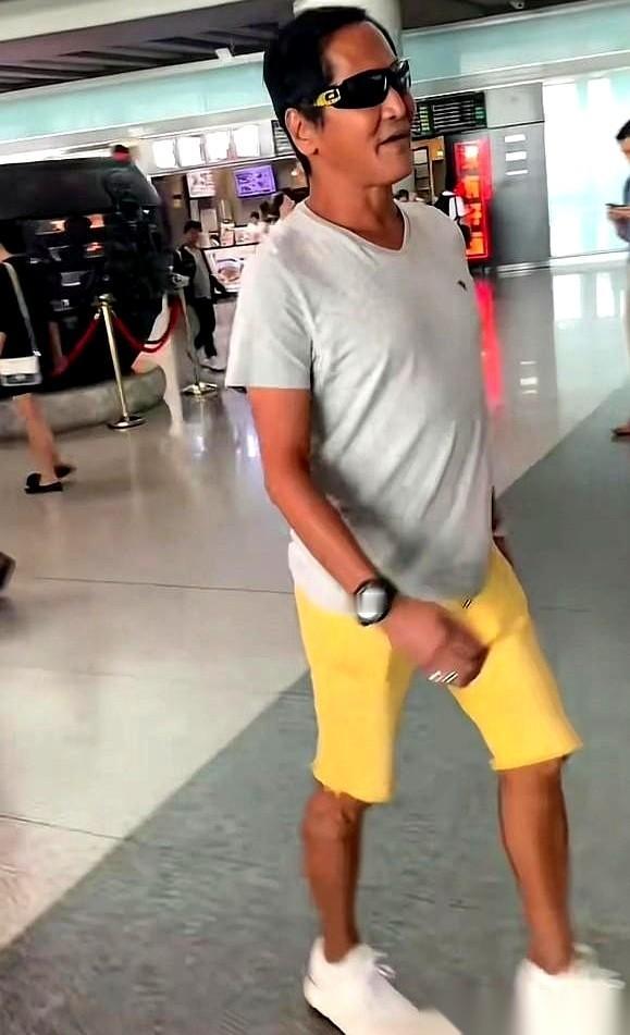 刷到齐秦的近照，我愣了三秒。一堆人说他怎么老成这样了，肚子那么大，腿那么细，像