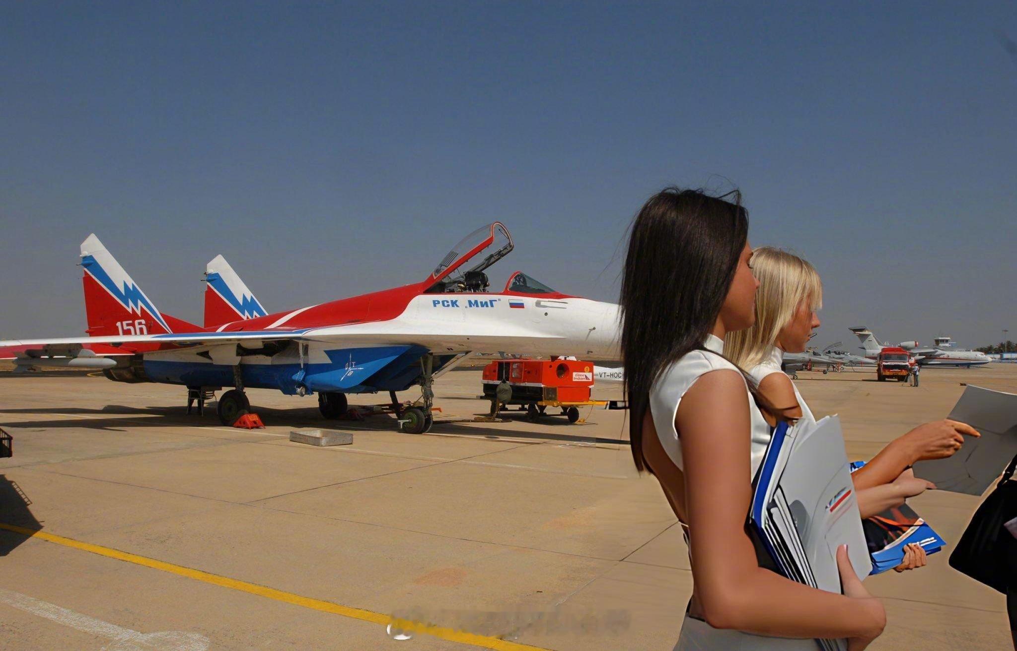 照片中的历史当年俄罗斯米格飞机公司销量惨淡，他们甚至不得不在2007年印度航展