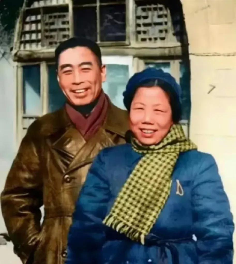 这是周恩来总理和邓颖超开怀大笑的真实样貌，都看看吧，这才是爱情最美好的模样。明