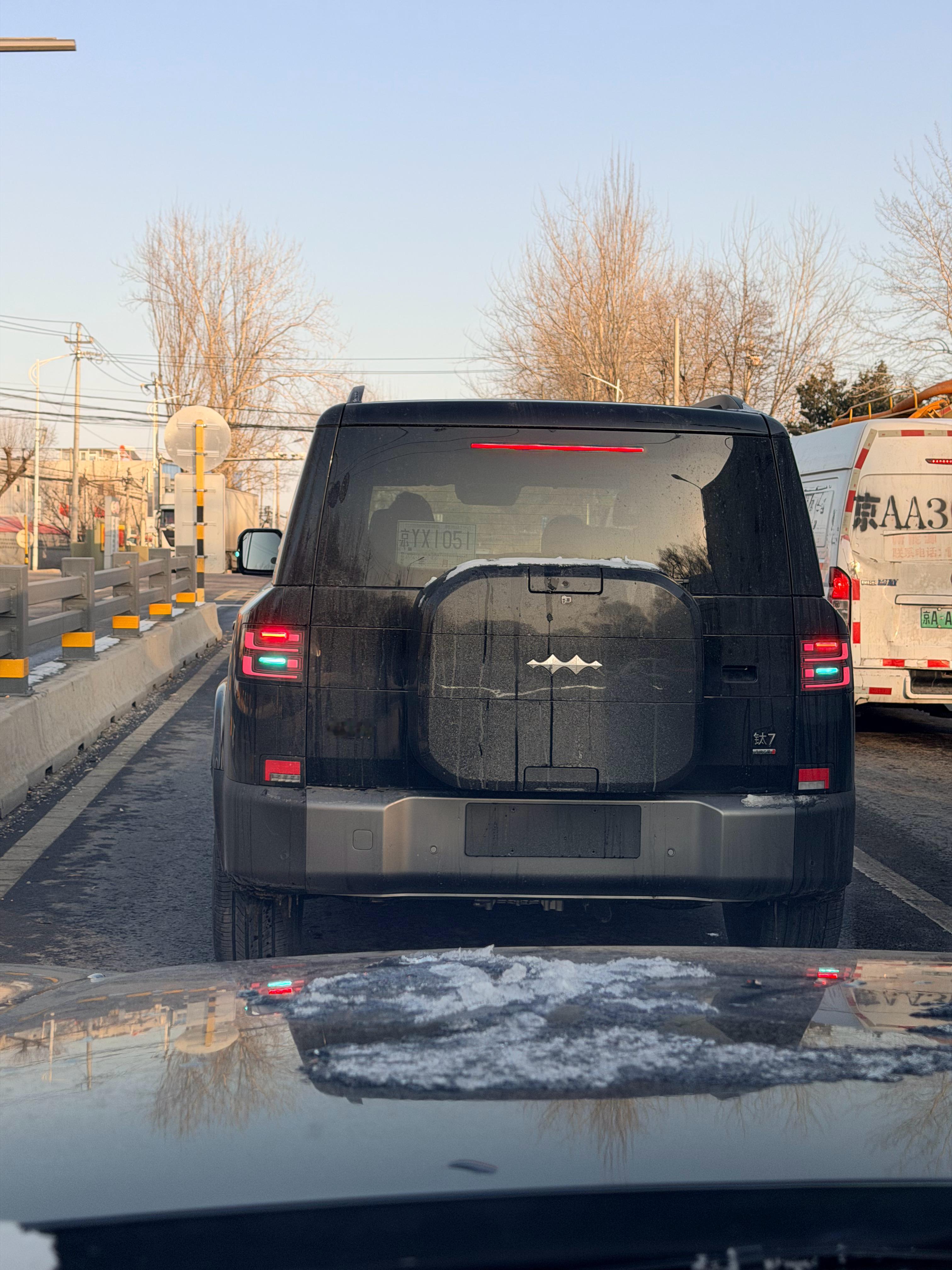 这钛7雪天也开上小蓝灯了，还是城区路段，一看头顶有激光雷达，可以啊方程豹钛7