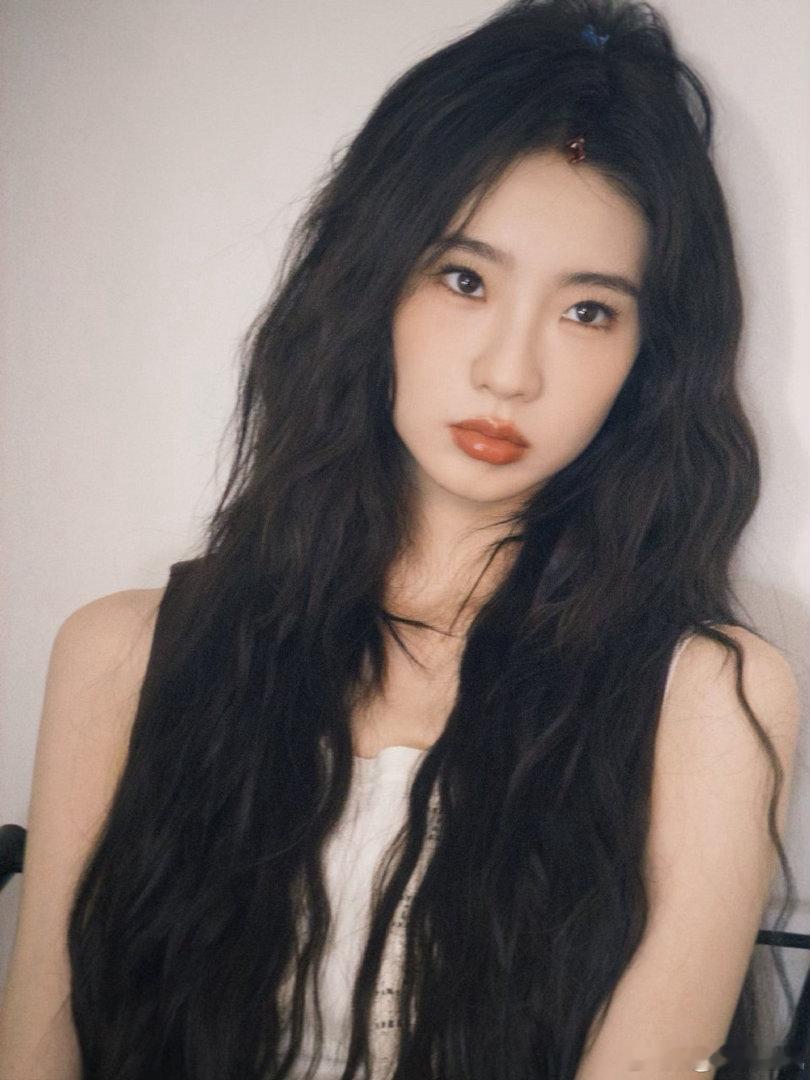 张艺凡演我看见小猫一步三回头捕获张艺凡只需要一只小猫有人说张艺凡高冷不好接近，