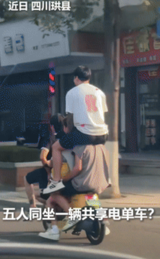 “差点解释不清了！”四川，5个精神小伙骑一辆单车，在街头上演“叠罗汉”！结局让人