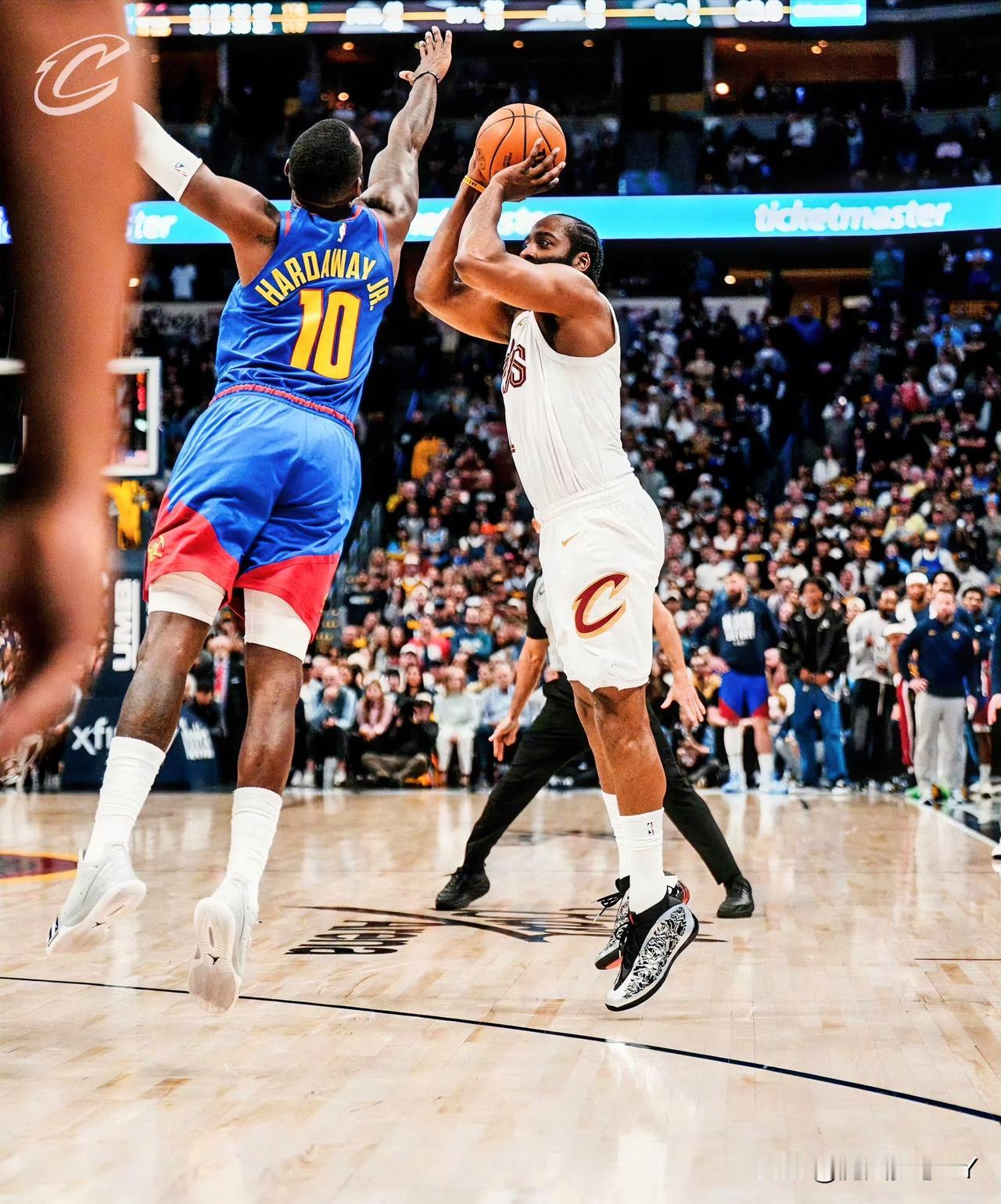 我发现，哈登加盟骑士头两场比赛，不只是让队友变得更好，而是展现了自己的关键