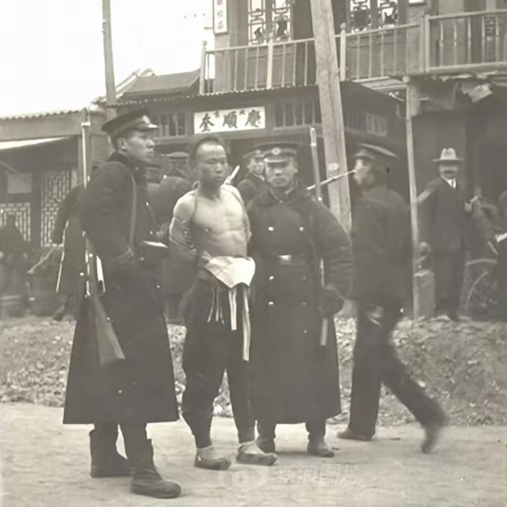 1912年2月29日，北洋陆军第三镇士兵因索要长期被拖欠的军饷，在北京东城及前门