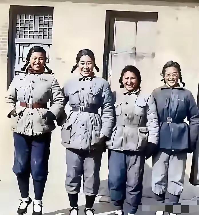 40年代的延安，那是一段充满热血与希望的岁月。照片里这几位八路军女战士，就是传说