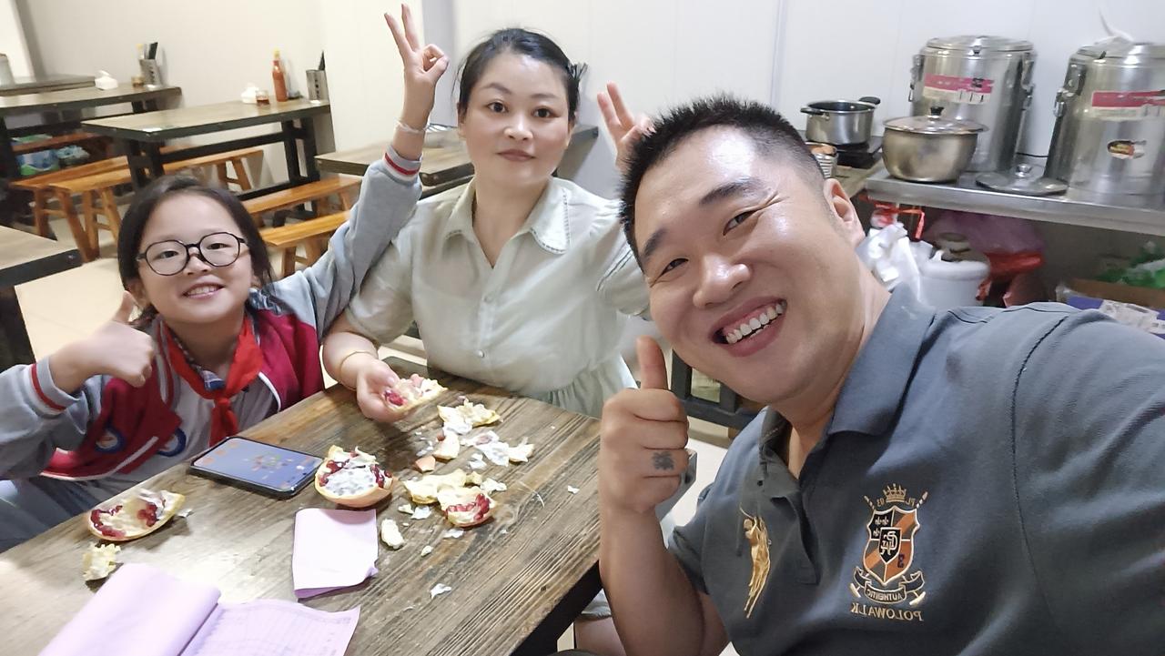 又开了一家早餐店，就在我店后面，难怪这两天生意都在下降。前面左边两家馄饨店，一家