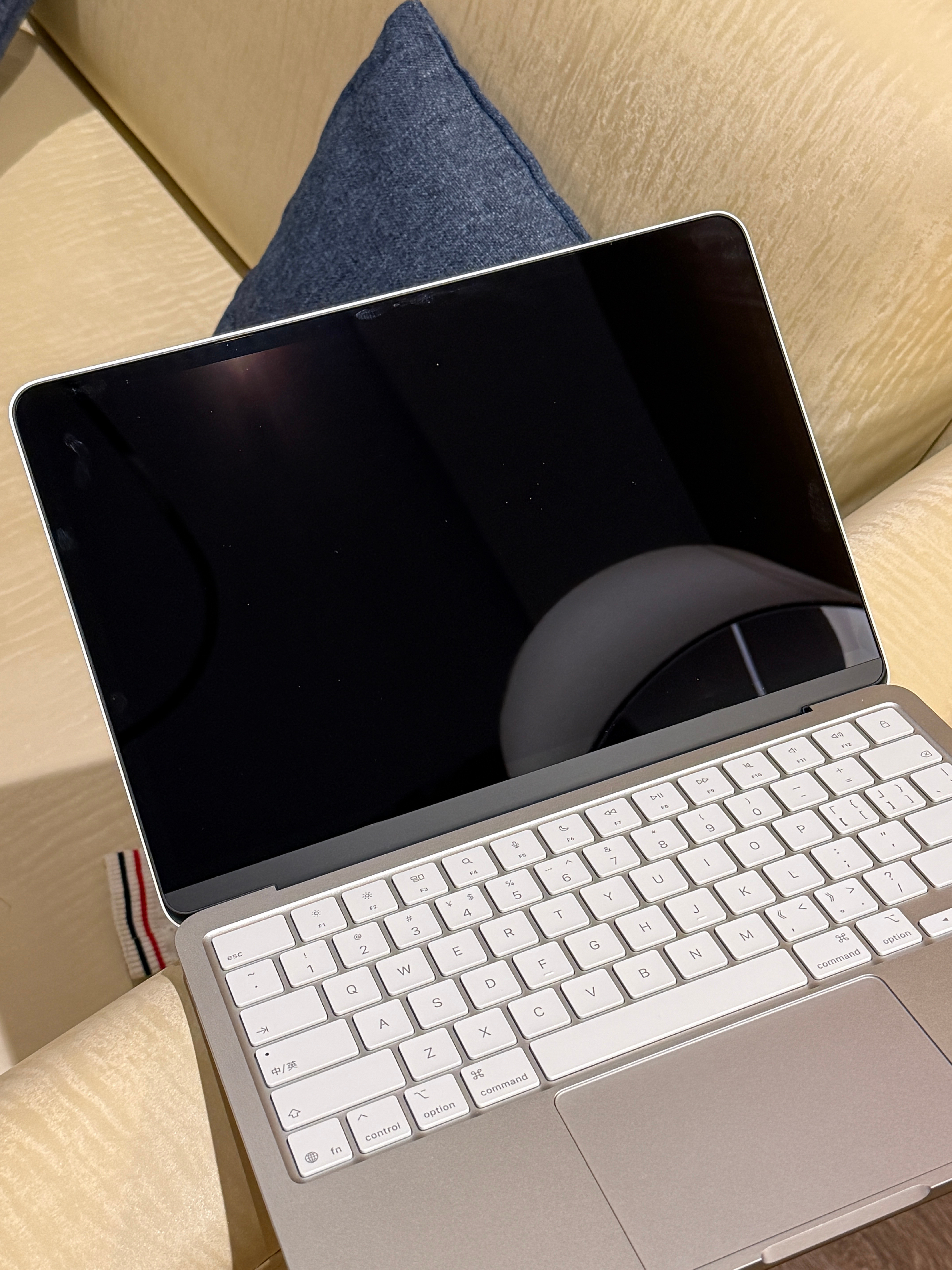 咱就说这三四千的笔记本，屏幕转轴用起来跟几万块的MacbookPro是没区