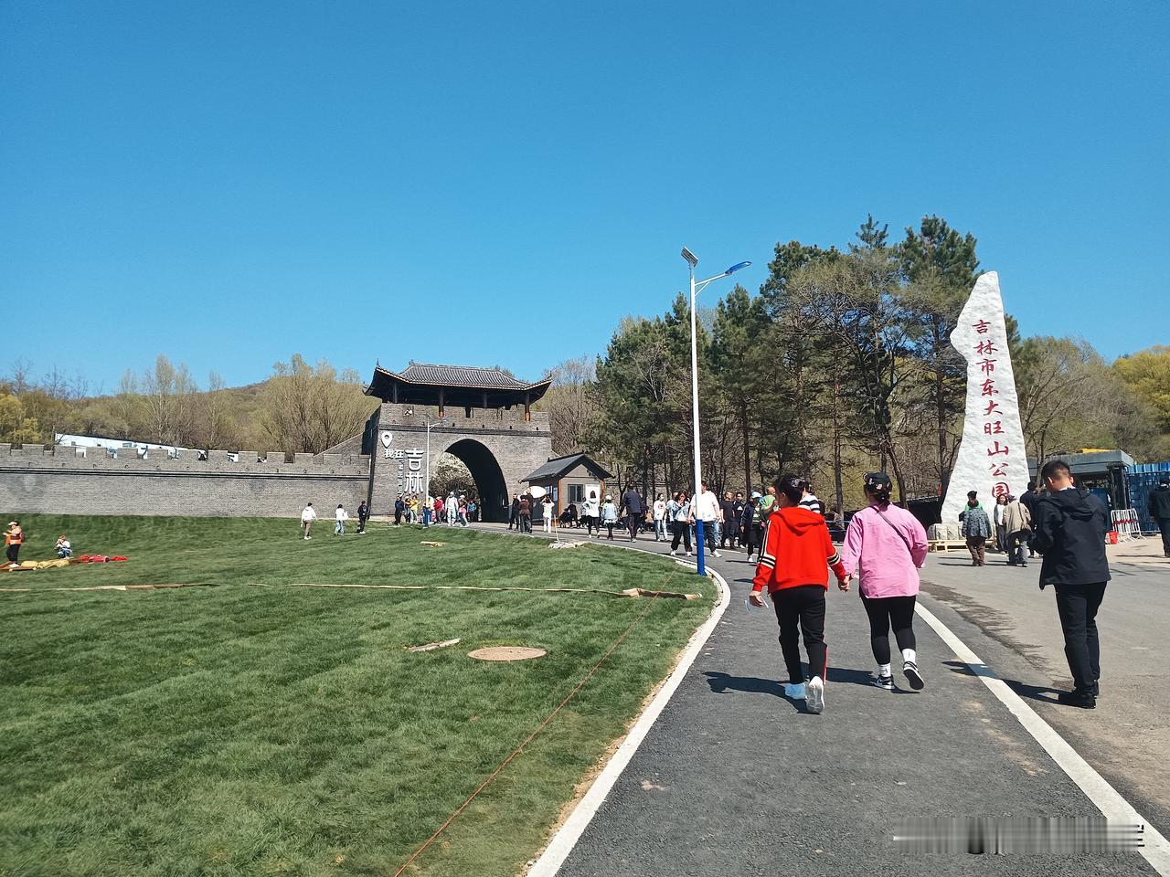 瀑布墙我也是被抖音影响的，特别想看吉林市东大旺山公园的网红瀑布墙，这是人工打造