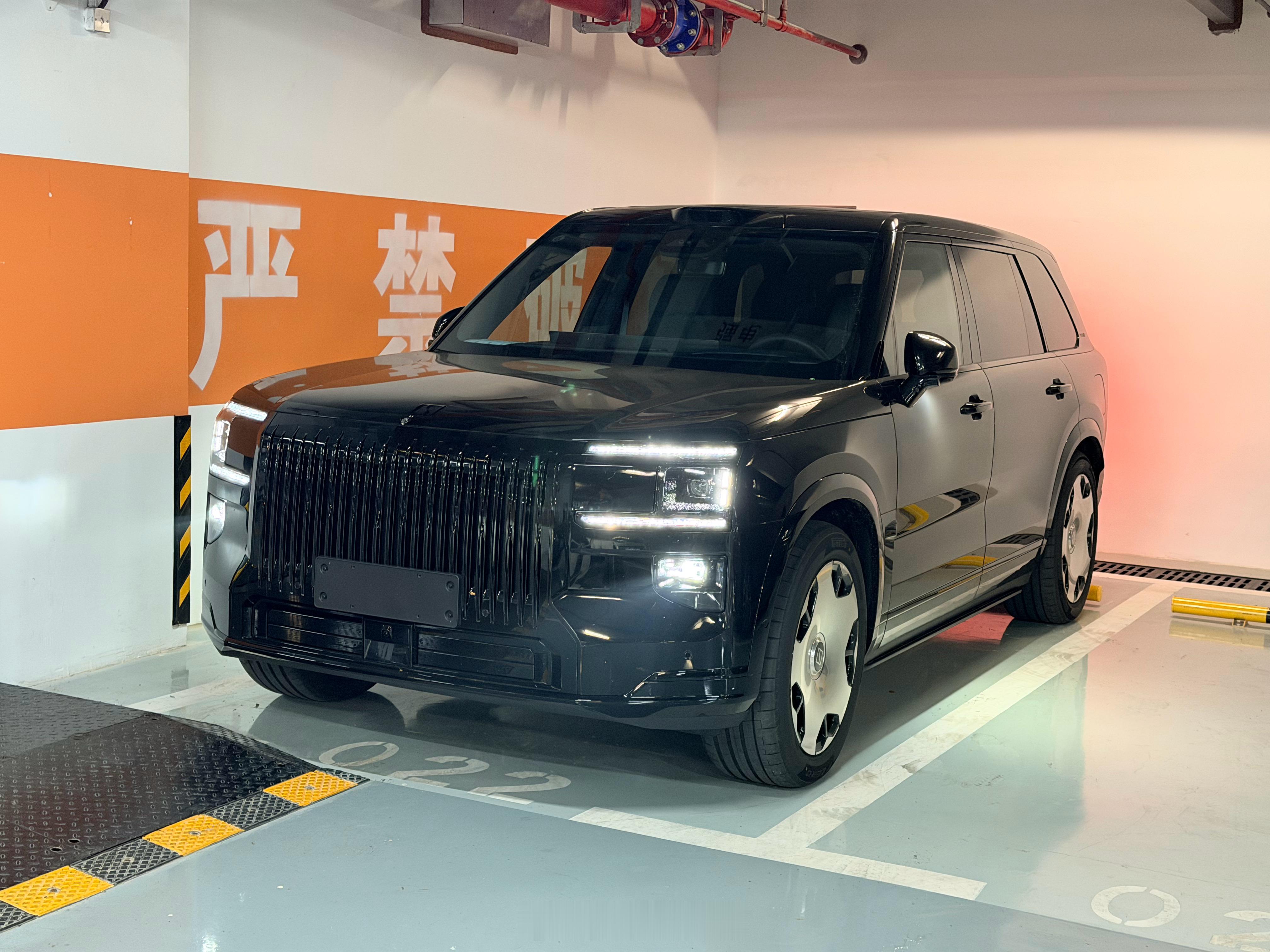 我选车有个偏好：极氪9x非性能车就喜欢买大的自己开着宽敞，家人坐着也舒坦当然有
