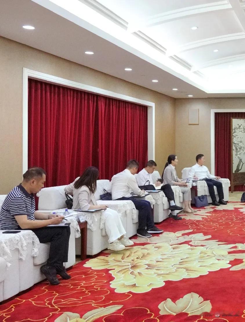 公务员系统里还有这么矮的？坐到沙发上脚都不着地。