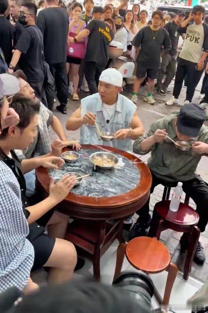 刘畊宏清场刘畊宏出去拍摄or吃饭然后团队直接清场赶人？​​​