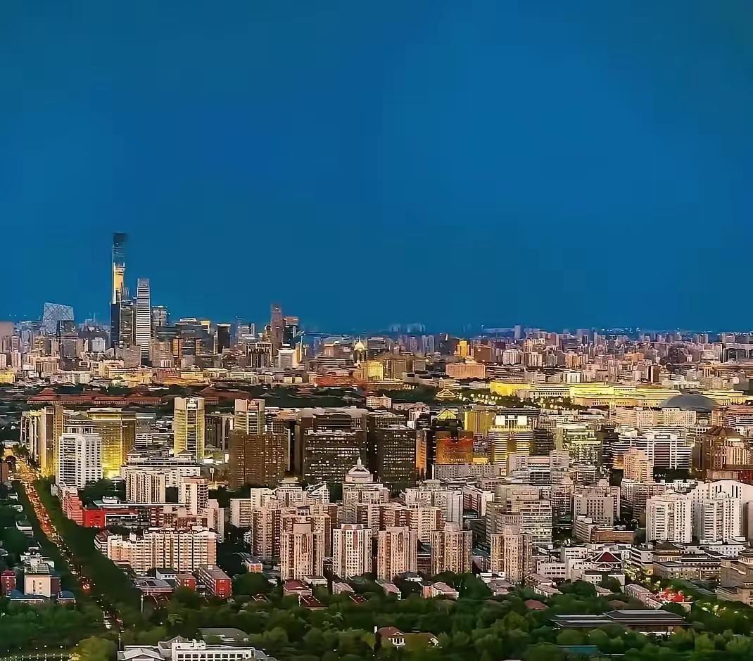 白宫账号突然晒出北京夜景，灯火铺得又暖又满。平时一提中国就冷脸，这回倒是自己把