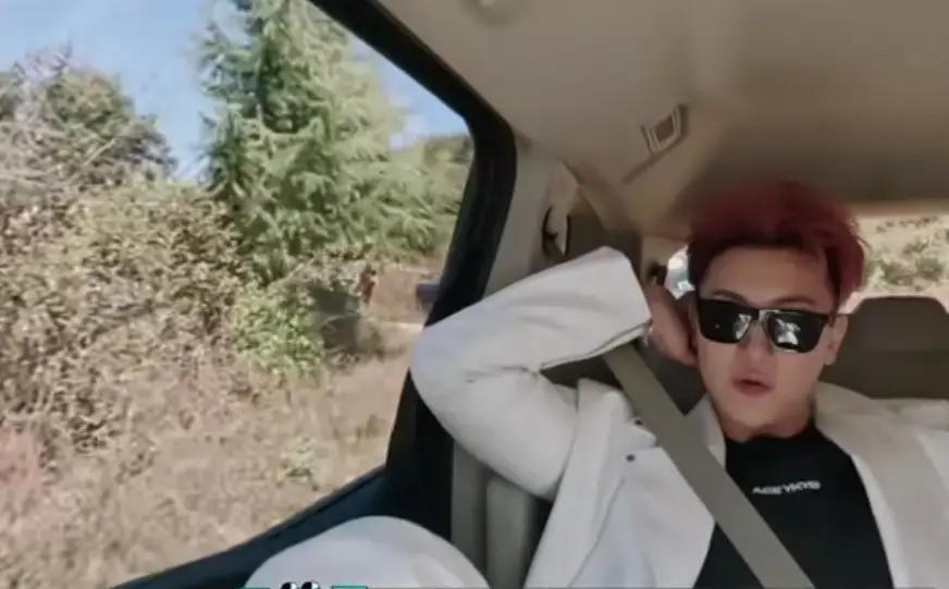 发凌晨三点，他还在和发小抢红包王鹤棣在横店拍戏，收工后第一件事不是回