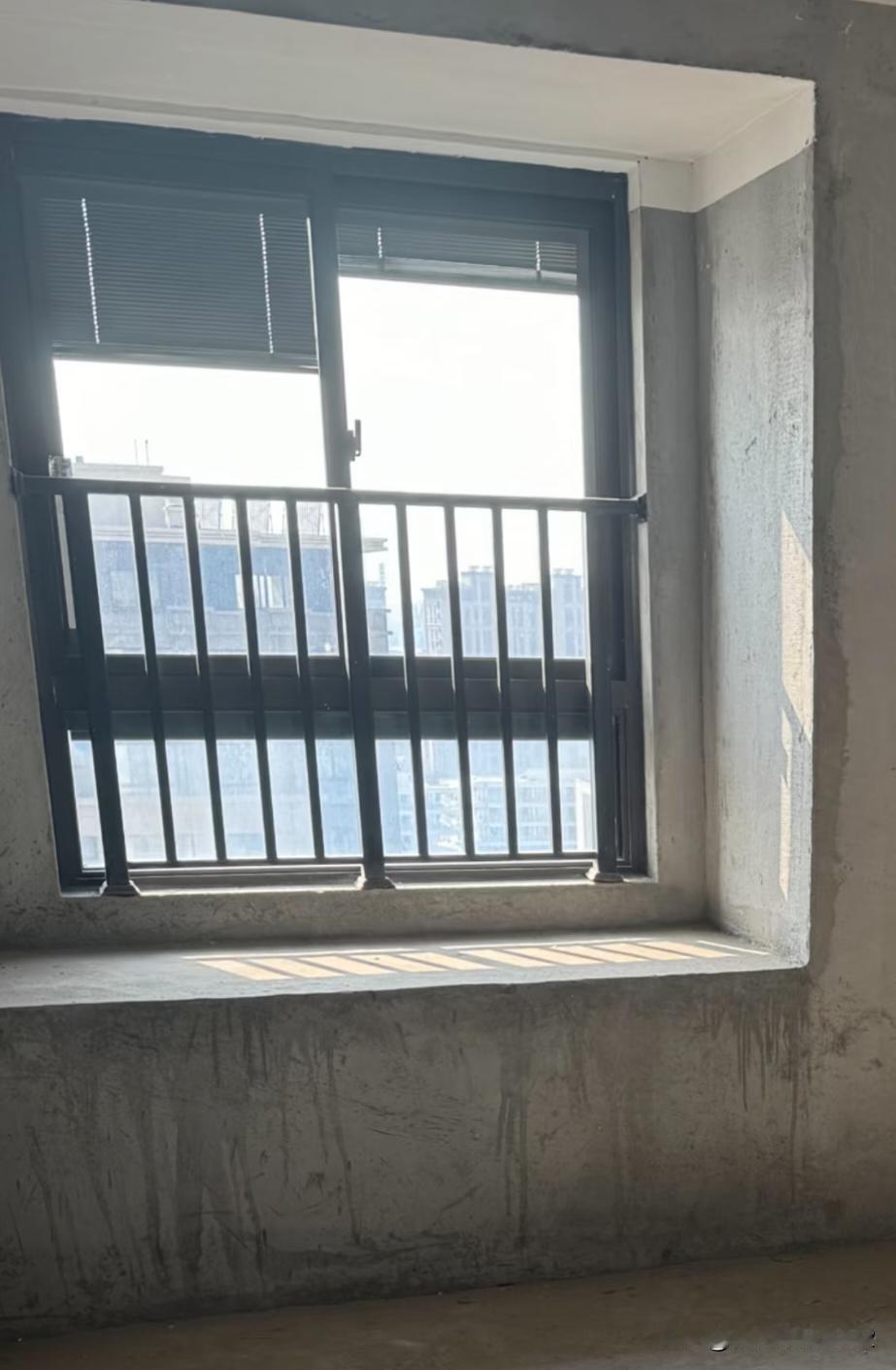 开发商这种窗户需不需要换？高层自带的这种窗户需不需要换，怕这种质量不好，又怕换