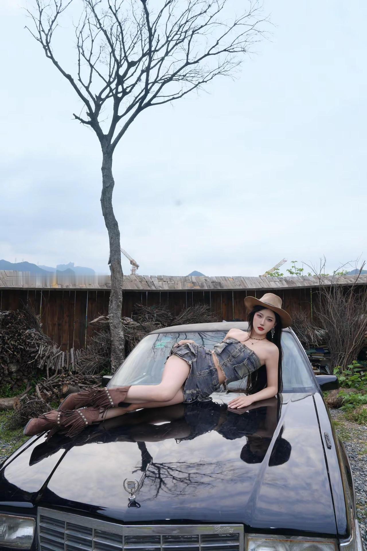 西部牛仔辣妹风机车辣妹穿搭拽姐穿搭复古车拍照植屋