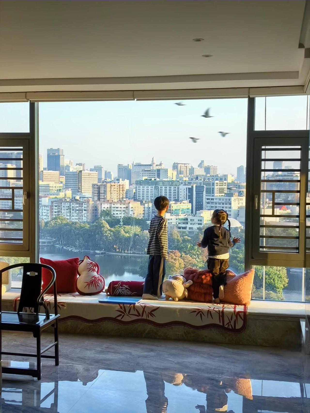 我妈说，这看起来哪是普通人住得起的房子！也难怪她这么说，房子位于广州流花湖边上，