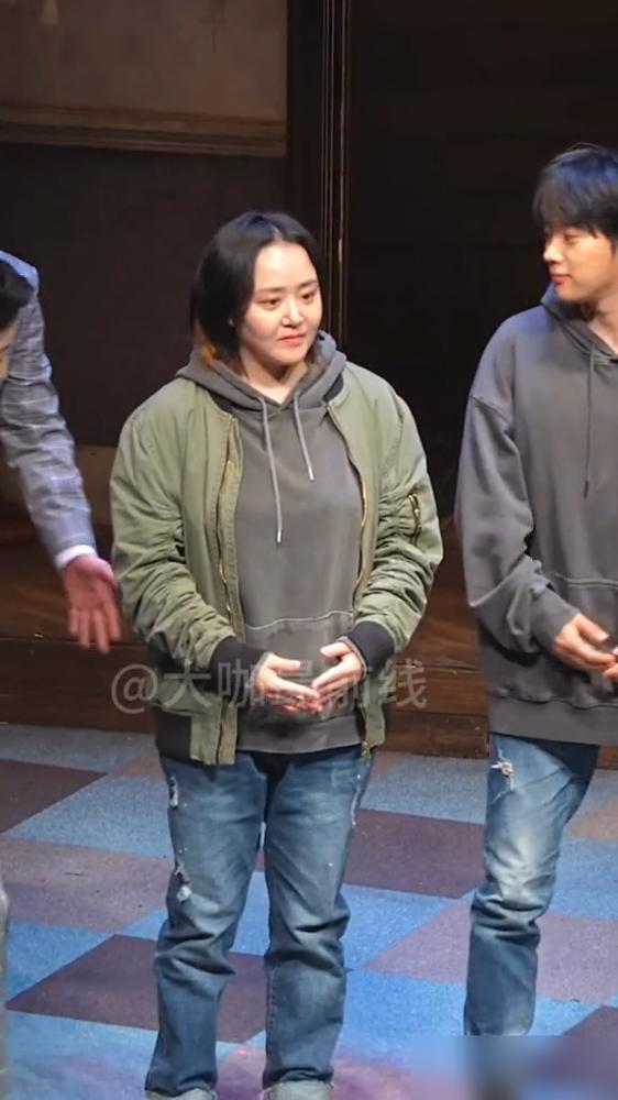 文根英复出演话剧，因发胖引发热议，她落泪说自己身体没问题。别再说她隐退9年