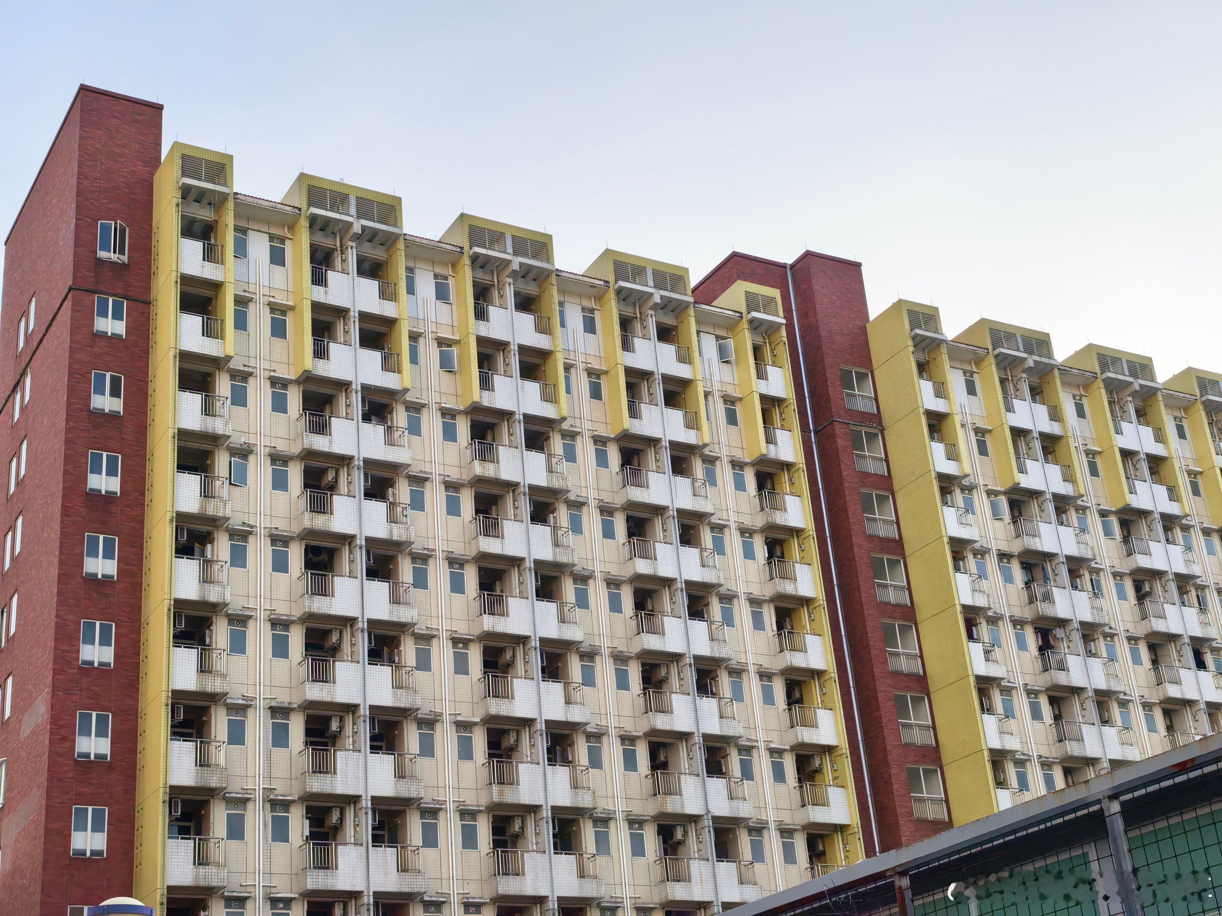 广汽丰田宿舍区，现在阳台空空如也，意味着员工都买房上岸了，也意味着合同工规模大幅