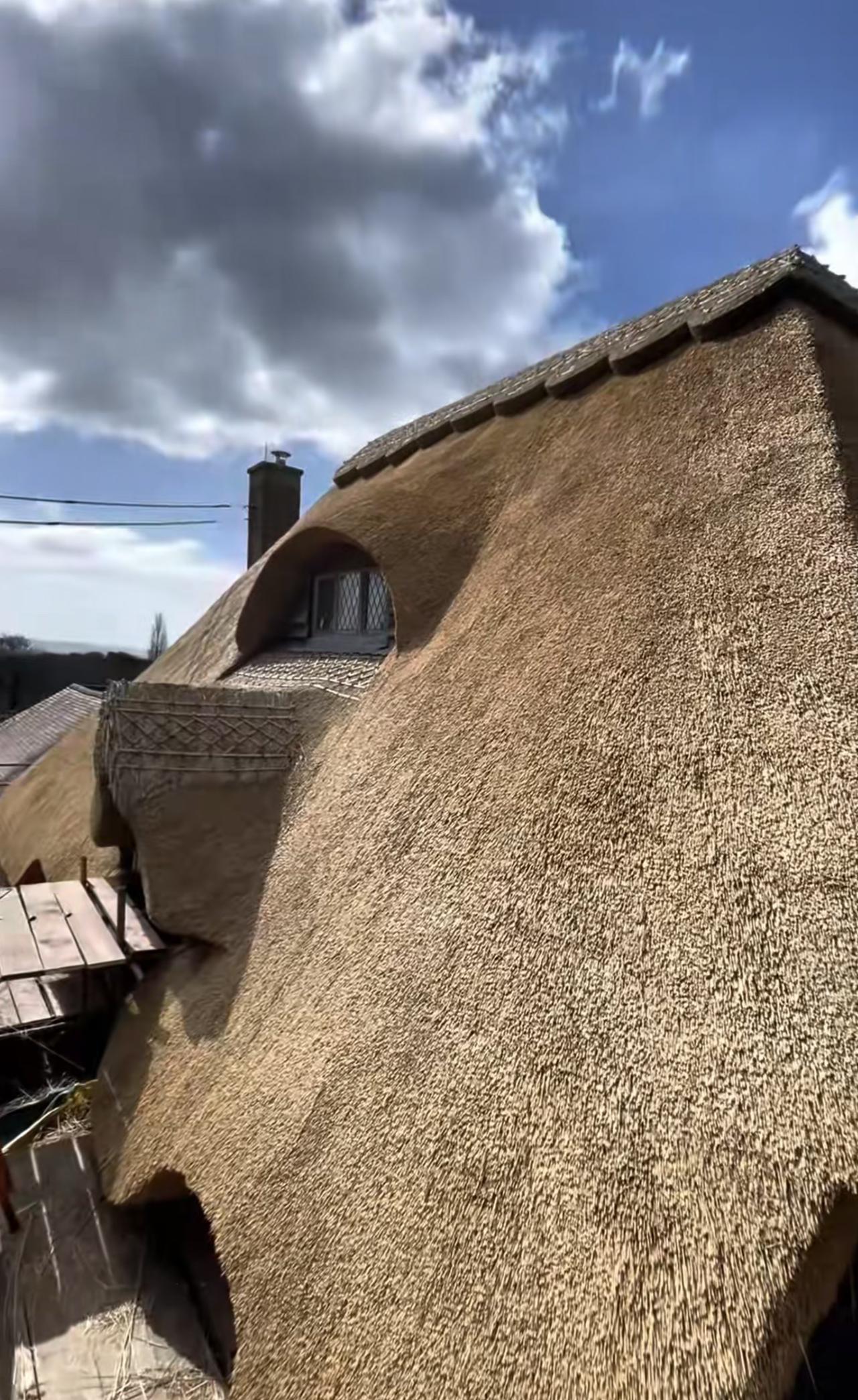 英国中世纪茅草屋建造工艺流传至今英国工匠用麦秸建造茅草屋全过程，这种建造技术