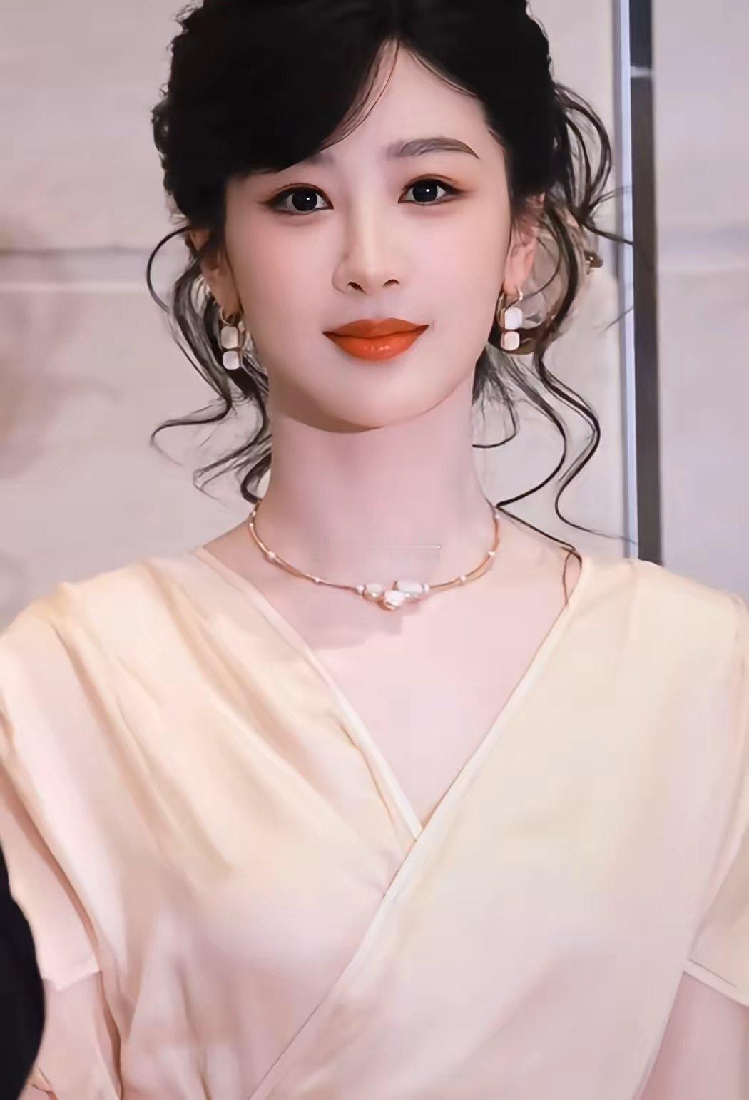 杨紫今天参加活动不知道你们发现没杨紫和赵丽颖好像是娱乐圈的一股清流，两个人都是专