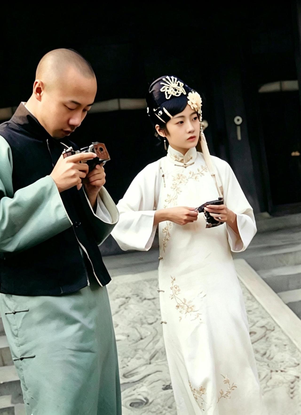 这是紫禁城中溥仪埋头鼓弄相机，全然不顾身旁漂亮可爱的婉容。此时，溥仪已经剪掉了脑