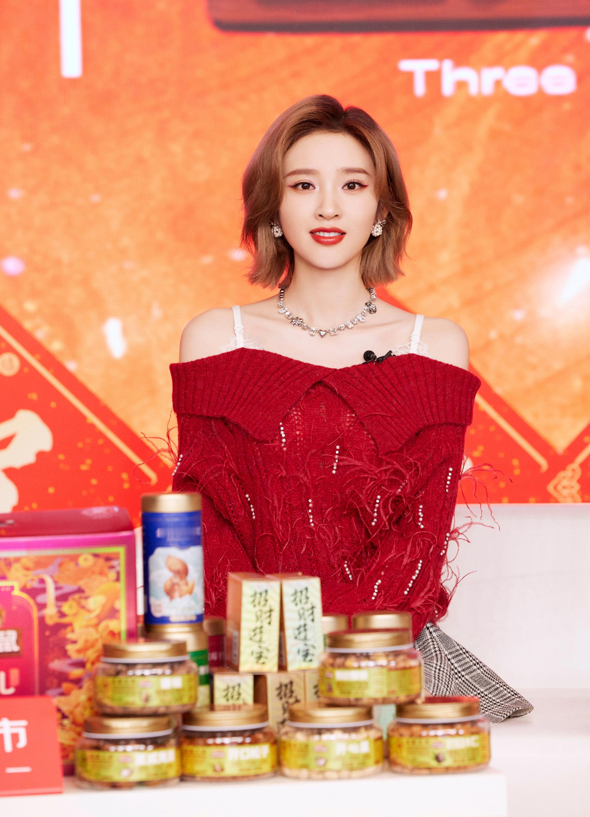 唐艺昕是甜姐吧，红色毛衣格子短裙，青春感满满呀。唐艺昕