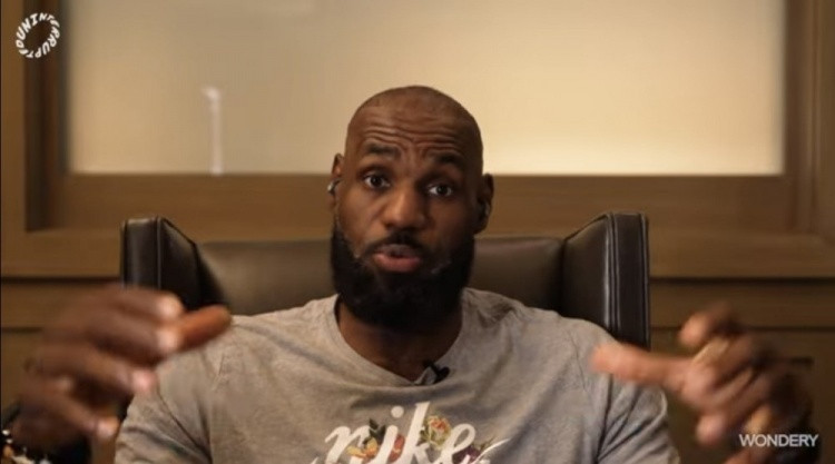 NBA詹姆斯说不会再去重建球队詹姆斯旗下篮球播客《球场大脑》播出，谈到第24