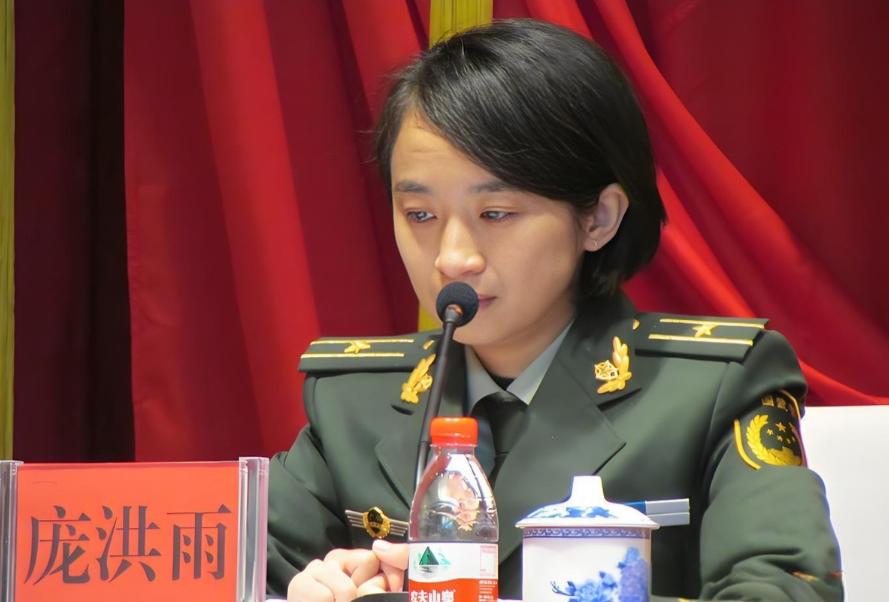 2013年，一名女教师竟然被特招参军，还授予了少校军衔，这瞬间引起了很多人的不满