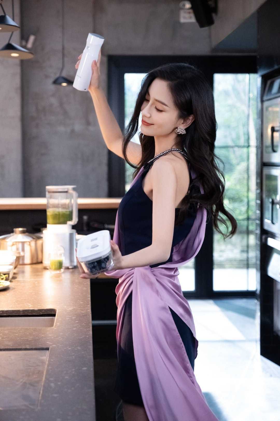 angelababyangelababy“我沿着星河捡着你遗落在月亮旁的浪漫