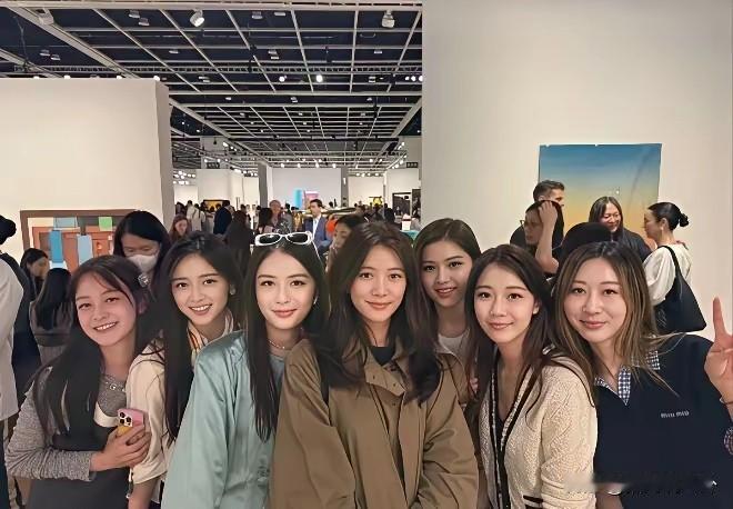袁咏仪诠释了什么叫做美人在骨不在皮，她和几个年轻妹妹合影，一眼就能看到袁咏仪的美