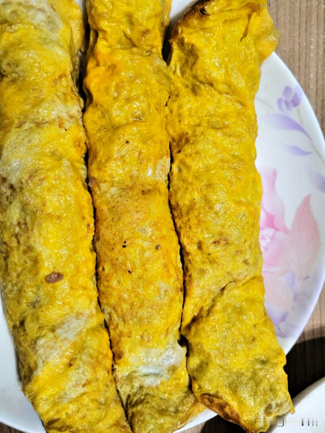 今日份美食:鸡蛋卷煎。这是刚蒸出来的样子，吃的时候，斜刀切成块状，加清澈的鸡汤熬