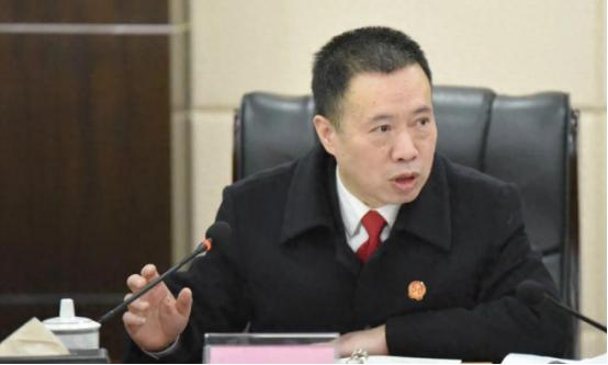 见过律师当法官的，没见过法官当律师的！某法院院长，手握审判权，脚踩律所门，一边敲