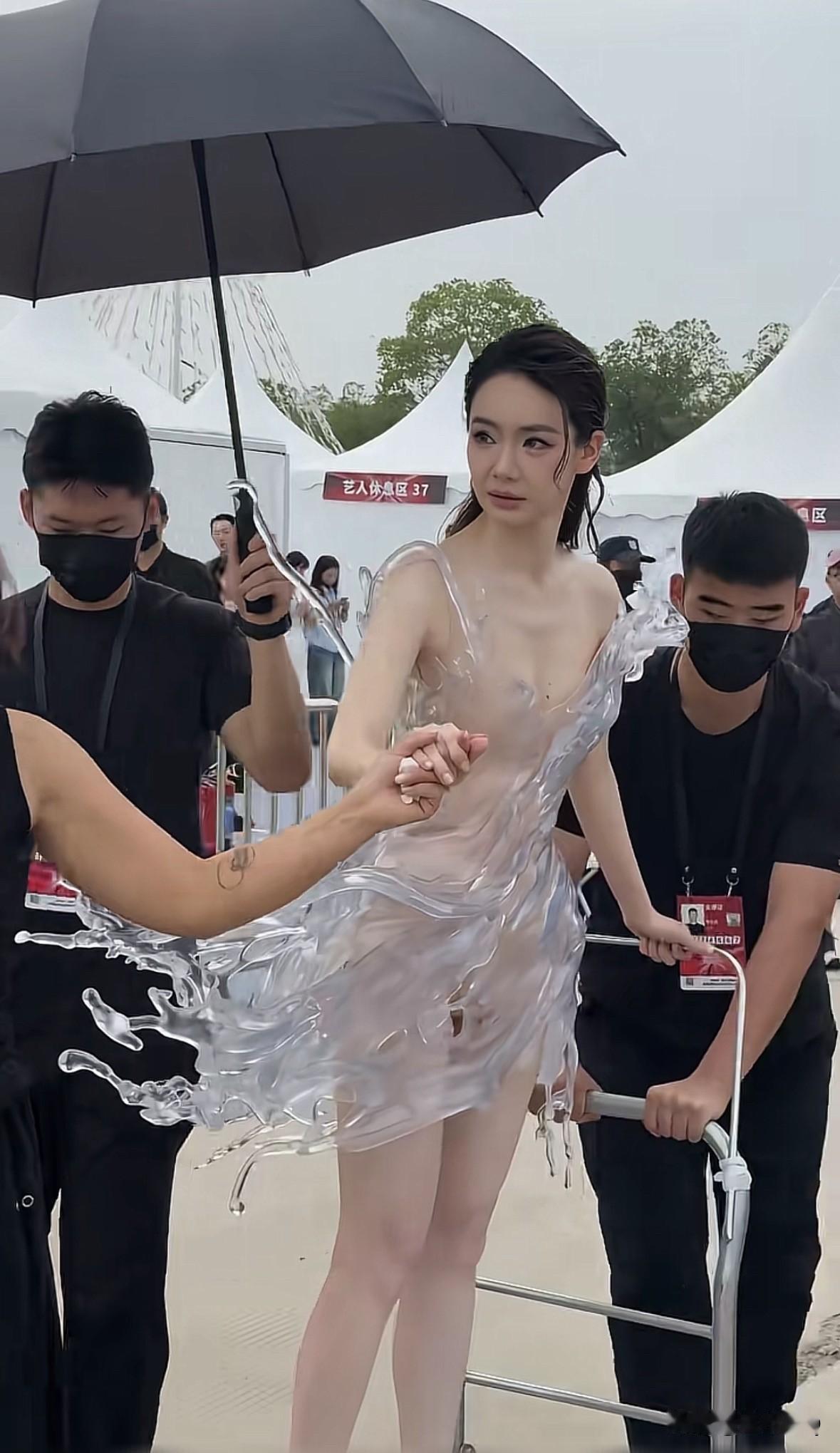 我以为女明星红毯候场是自己走过来的，可万万没想到戚薇是被推车推着入场，像个货物一